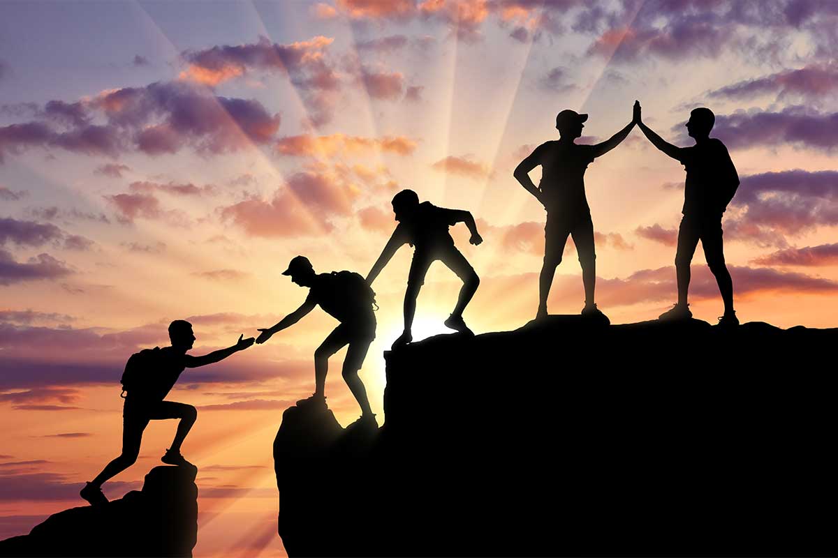 Un coach en train de discuter avec des professionnels